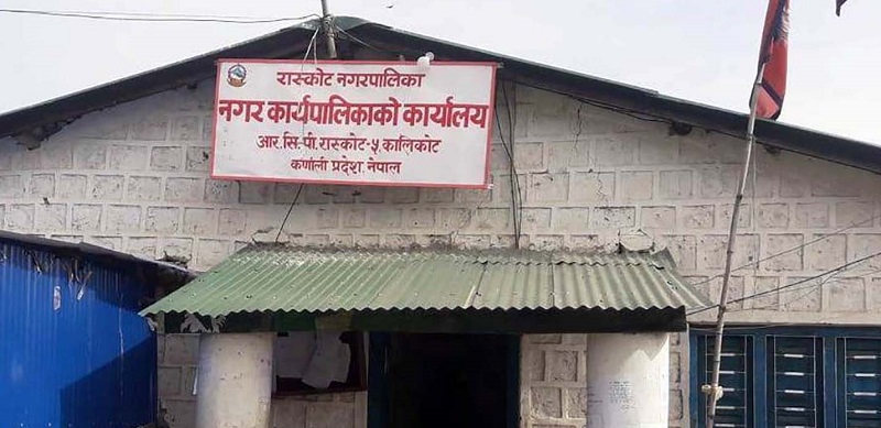 कालीकोटको रास्कोटमा एक घर, एक ओखर बिरुवा अनिवार्य   